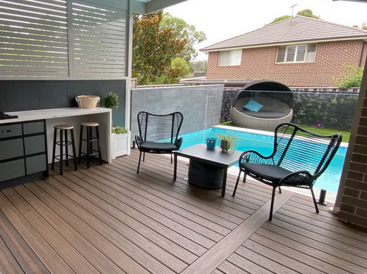 Outdoor decking using Trex Transcend Spiced Rum colour components